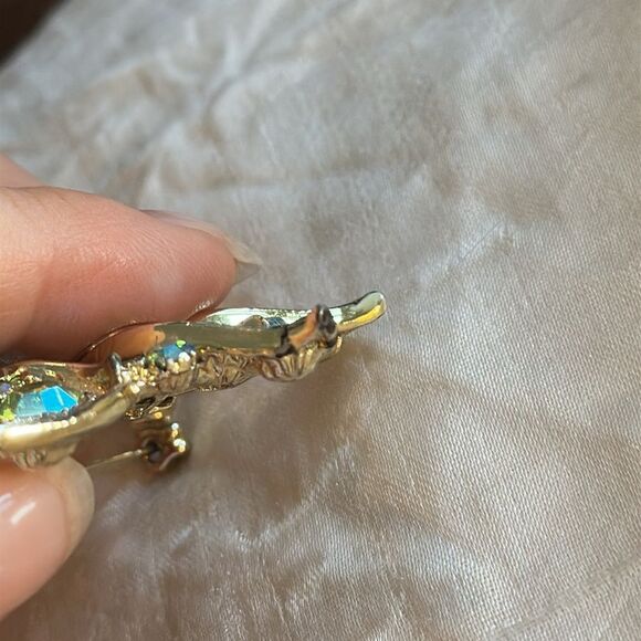 Vintage BSK Large Iridescent Rhinestones Floral Gold Tone  Brooch - Picture 5 of 5